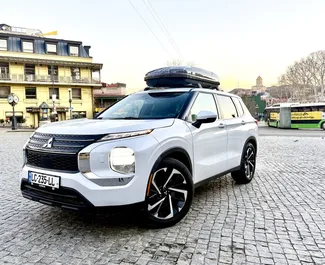 Vista frontale di un noleggio Mitsubishi Outlander a Tbilisi, Georgia ✓ Auto #16023. ✓ Cambio Automatico TM ✓ 0 recensioni.