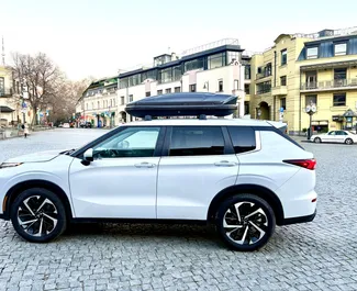 Mitsubishi Outlander 2022 con sistema A trazione integrale, disponibile a Tbilisi.
