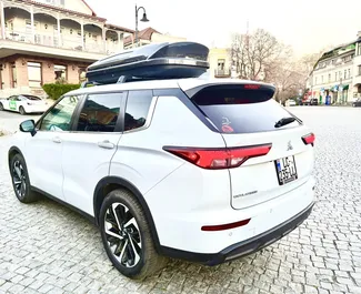 Interni di Mitsubishi Outlander in affitto in Georgia. Un'ottima auto da 7 posti con cambio Automatico.