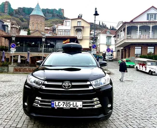 Vista frontale di un noleggio Toyota Highlander a Tbilisi, Georgia ✓ Auto #16024. ✓ Cambio Automatico TM ✓ 0 recensioni.