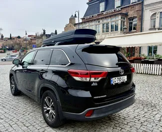 Toyota Highlander 2017 disponibile per il noleggio a Tbilisi, con limite di chilometraggio di illimitato.