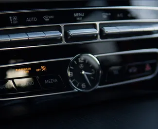 Mercedes-Benz G500 2022 disponibile per il noleggio in Becici, con limite di chilometraggio di illimitato.