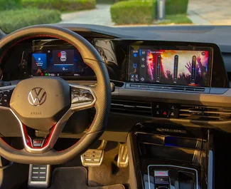 Volkswagen Golf 8 2025 disponibile per il noleggio a Dubai, con limite di chilometraggio di 250 km/giorno.