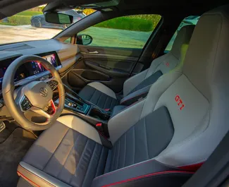 Interni di Volkswagen Golf 8 in affitto negli Emirati Arabi Uniti. Un'ottima auto da 5 posti con cambio Automatico.