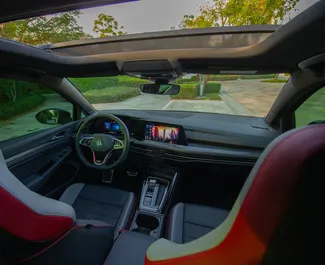 Volkswagen Golf 8 2025 con sistema A trazione posteriore, disponibile a Dubai.