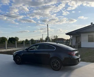 Vista frontale di un noleggio Opel Insignia a Belgrado, Serbia ✓ Auto #8770. ✓ Cambio Automatico TM ✓ 6 recensioni.