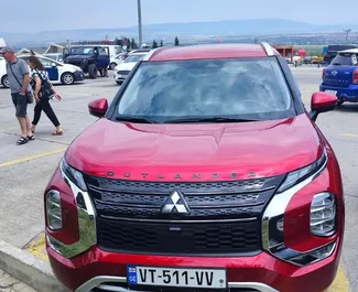 Vista frontale di un noleggio Mitsubishi Outlander Xl a Tbilisi, Georgia ✓ Auto #16091. ✓ Cambio Automatico TM ✓ 0 recensioni.