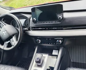 Noleggio Mitsubishi Outlander Xl. Auto Comfort, Crossover per il noleggio in Georgia ✓ Cauzione di Deposito di 900 GEL ✓ Opzioni assicurative RCT, CDW, Passeggeri, Furto.