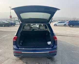 Interni di Volkswagen Tiguan in affitto in Georgia. Un'ottima auto da 5 posti con cambio Automatico.