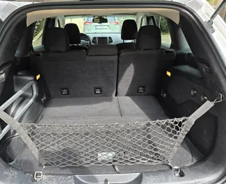 Jeep Cherokee 2016 con sistema A trazione integrale, disponibile all'aeroporto di Tbilisi.