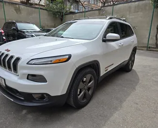Vista frontale di un noleggio Jeep Cherokee all'aeroporto di Tbilisi, Georgia ✓ Auto #15923. ✓ Cambio Automatico TM ✓ 0 recensioni.