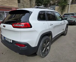 Jeep Cherokee 2016 disponibile per il noleggio all'aeroporto di Tbilisi, con limite di chilometraggio di illimitato.