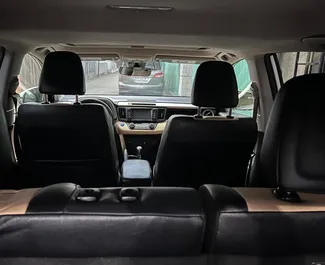Motore Ibrido da 2,5L di Toyota Rav4 2018 per il noleggio a Kutaisi.