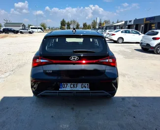 Hyundai i20 2025 con sistema A trazione anteriore, disponibile all'aeroporto di Antalya.