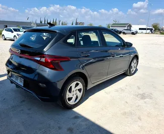 Interni di Hyundai i20 in affitto in Turchia. Un'ottima auto da 5 posti con cambio Automatico.