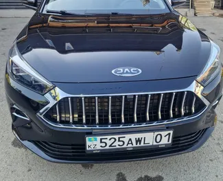 Vista frontale di un noleggio JAC J7 ad Almaty, Kazakistan ✓ Auto #16035. ✓ Cambio Automatico TM ✓ 0 recensioni.