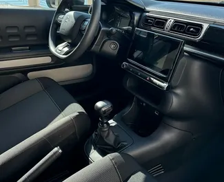 Interni di Citroen C3 in affitto in Montenegro. Un'ottima auto da 5 posti con cambio Manuale.