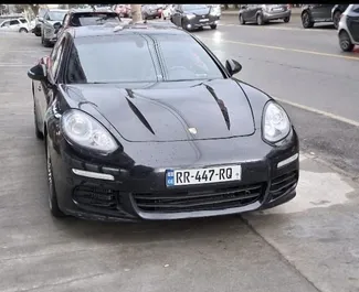 Vista frontale di un noleggio Porsche Panamera a Tbilisi, Georgia ✓ Auto #16041. ✓ Cambio Automatico TM ✓ 0 recensioni.