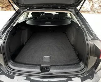 Volkswagen Golf 8 2022 disponibile per il noleggio in Becici, con limite di chilometraggio di illimitato.