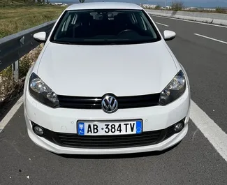 Vista frontale di un noleggio Volkswagen Golf 6 a Durazzo, Albania ✓ Auto #16120. ✓ Cambio Automatico TM ✓ 0 recensioni.