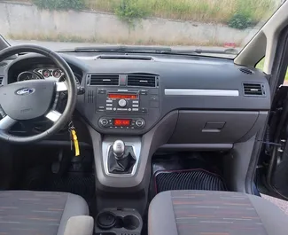 Vista frontale di un noleggio Ford C-Max all'aeroporto di Tirana, Albania ✓ Auto #11928. ✓ Cambio Manuale TM ✓ 0 recensioni.