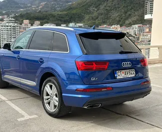 Interni di Audi Q7 in affitto in Montenegro. Un'ottima auto da 5 posti con cambio Automatico.