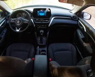 Suzuki Grand Vitara 2025 disponibile per il noleggio a Dubai, con limite di chilometraggio di 250 km/giorno.