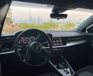 Interni di Audi A3 Sedan in affitto negli Emirati Arabi Uniti. Un'ottima auto da 5 posti con cambio Automatico.
