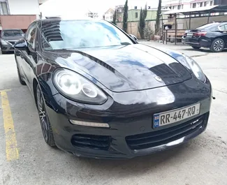 Porsche Panamera 2016 con sistema A trazione anteriore, disponibile a Tbilisi.