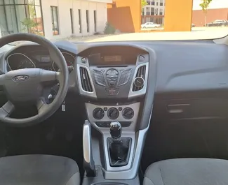 Vista frontale di un noleggio Ford Focus all'aeroporto di Tirana, Albania ✓ Auto #11923. ✓ Cambio Manuale TM ✓ 0 recensioni.