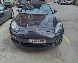 Vista frontale di un noleggio Porsche Panamera a Tbilisi, Georgia ✓ Auto #16075. ✓ Cambio Automatico TM ✓ 0 recensioni.
