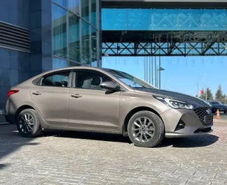 Vista frontale di un noleggio Hyundai Accent a Minsk, Bielorussia ✓ Auto #15924. ✓ Cambio Automatico TM ✓ 0 recensioni.