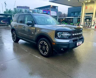 Interni di Ford Bronco in affitto in Georgia. Un'ottima auto da 5 posti con cambio Automatico.