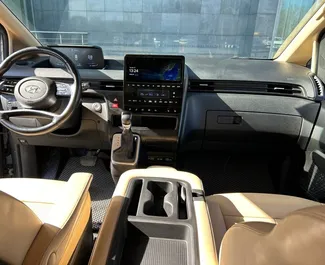 Noleggio Hyundai Staria. Auto Comfort, Monovolume per il noleggio in Bielorussia ✓ Cauzione di Deposito di 200 USD ✓ Opzioni assicurative RCT.