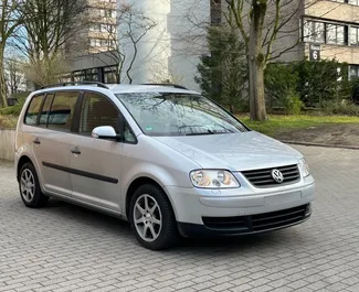 Vista frontale di un noleggio Volkswagen Touran all'aeroporto di Tirana, Albania ✓ Auto #10006. ✓ Cambio Manuale TM ✓ 0 recensioni.