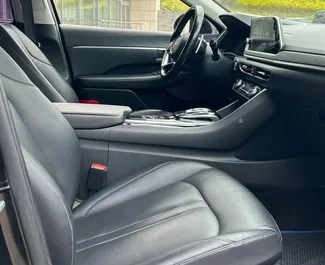 Noleggio Hyundai Sonata. Auto Comfort per il noleggio in Bielorussia ✓ Cauzione di Deposito di 133 USD ✓ Opzioni assicurative RCT.