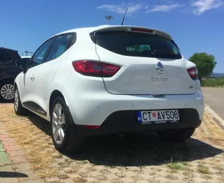Vista frontale di un noleggio Renault Clio 4 all'aeroporto di Podgorica, Montenegro ✓ Auto #16479. ✓ Cambio Manuale TM ✓ 0 recensioni.