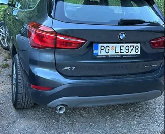 Vista frontale di un noleggio BMW X1 all'aeroporto di Podgorica, Montenegro ✓ Auto #15686. ✓ Cambio Automatico TM ✓ 0 recensioni.