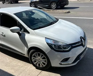 Vista frontale di un noleggio Renault Clio 4 all'aeroporto di Podgorica, Montenegro ✓ Auto #16480. ✓ Cambio Manuale TM ✓ 0 recensioni.