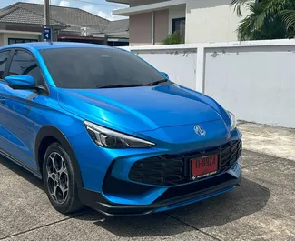 Vista frontale di un noleggio MG 3 all'aeroporto di Phuket, Thailandia ✓ Auto #16292. ✓ Cambio Automatico TM ✓ 0 recensioni.