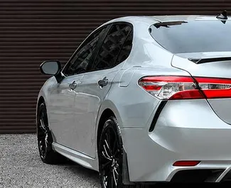 Vista frontale di un noleggio Toyota Camry a Yerevan, Armenia ✓ Auto #1165. ✓ Cambio Automatico TM ✓ 0 recensioni.