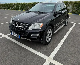 Vista frontale di un noleggio Mercedes-Benz ML350 a Durazzo, Albania ✓ Auto #16316. ✓ Cambio Automatico TM ✓ 0 recensioni.