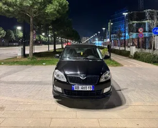 Vista frontale di un noleggio Skoda Fabia a Tirana, Albania ✓ Auto #16443. ✓ Cambio Manuale TM ✓ 0 recensioni.