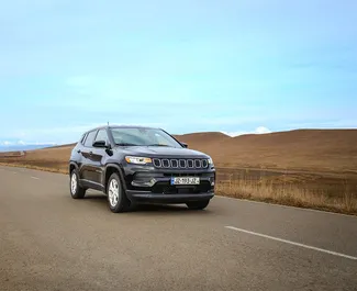 Vista frontale di un noleggio Jeep Compass a Tbilisi, Georgia ✓ Auto #16286. ✓ Cambio Automatico TM ✓ 0 recensioni.