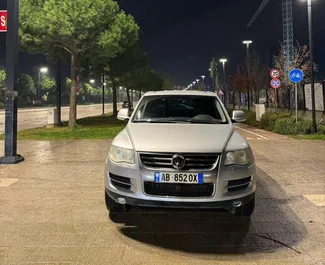 Vista frontale di un noleggio Volkswagen Touareg a Tirana, Albania ✓ Auto #16438. ✓ Cambio Automatico TM ✓ 0 recensioni.