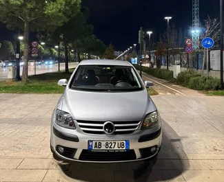 Vista frontale di un noleggio Volkswagen Golf Plus a Tirana, Albania ✓ Auto #16435. ✓ Cambio Automatico TM ✓ 0 recensioni.