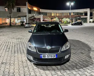 Vista frontale di un noleggio Skoda Fabia a Tirana, Albania ✓ Auto #16444. ✓ Cambio Manuale TM ✓ 0 recensioni.