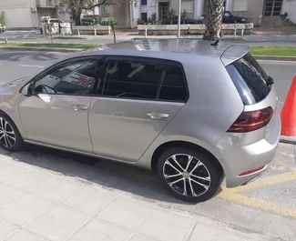 Noleggio Volkswagen Golf 7. Auto Economica, Comfort per il noleggio a Cipro ✓ Cauzione di Deposito di 400 EUR ✓ Opzioni assicurative RCT, CDW.