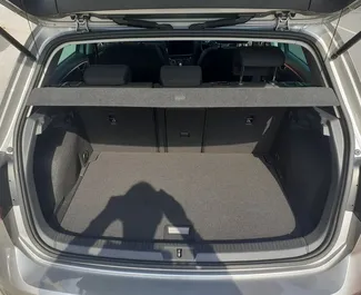 Volkswagen Golf 7 2022 disponibile per il noleggio a Limassol, con limite di chilometraggio di illimitato.