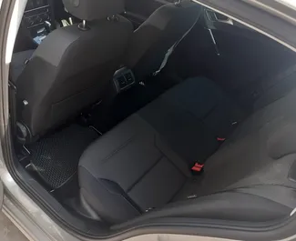 Interni di Volkswagen Golf 7 in affitto a Cipro. Un'ottima auto da 5 posti con cambio Automatico.